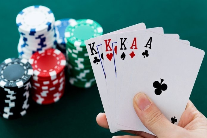 Vậy một bộ bài poker sẽ bao gồm những gì?